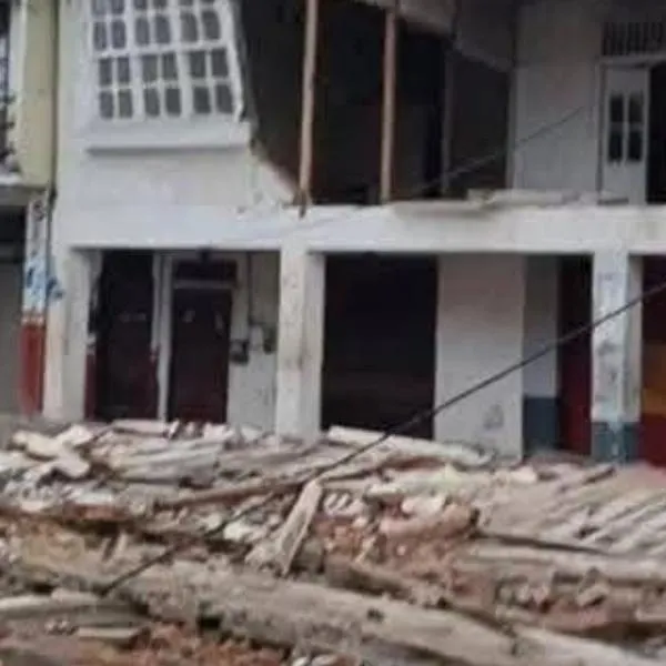 Muestran videos de temblor de 6,3 que ocurrió en Ecudor y tocó Colombia. "Fue terremoto y hay techos destrozados", dijo el alcalde de un municipio. 