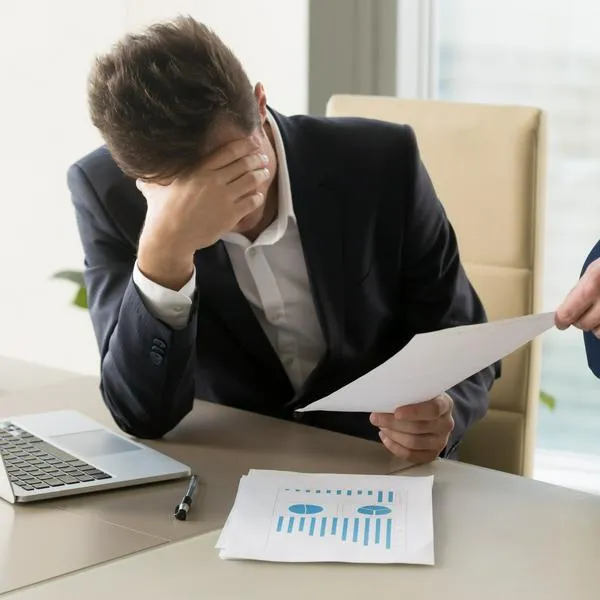 Persona siendo despedida para contextualizar los 15.000 empleos que se perderían en Colombia por aranceles del 10 % de Donald Trump desde Estados Unidos