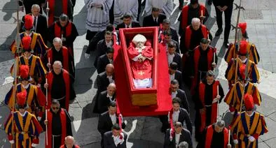 El papa Francisco siendo trasladado a la capilla ardiente, la cual concluyó este 25 de abril