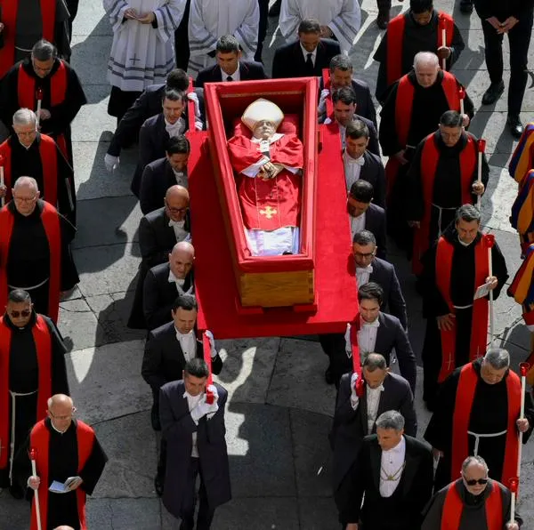 El papa Francisco siendo trasladado a la capilla ardiente, la cual concluyó este 25 de abril