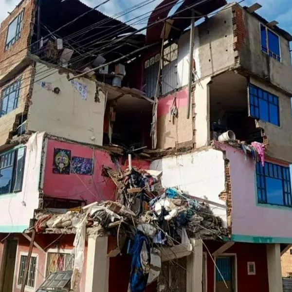 Mujer en estado crítico por derrumbe de casa de pisos en Soacha