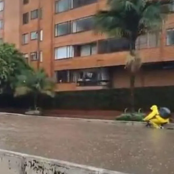 Calles de Bogotá inundadas durante las lluvias del viernes 25 de abril