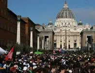 Emoción y fervor popular inundan la Plaza San Pedro para el funeral del ‘papa de los pobres’