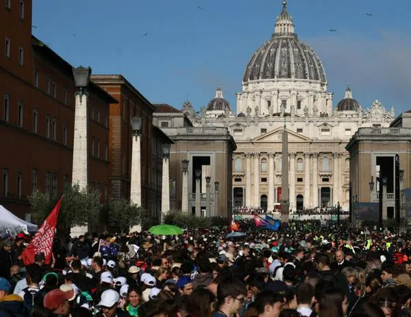 Emoción y fervor popular inundan la Plaza San Pedro para el funeral del ‘papa de los pobres’