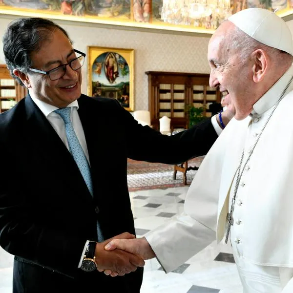 Gustavo Petro ordenó imprimir copias de Laudato si' tras muerte papa Francisco