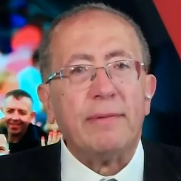 Periodista de CNN llora en el funeral del Papa Francisco y se le corta la voz