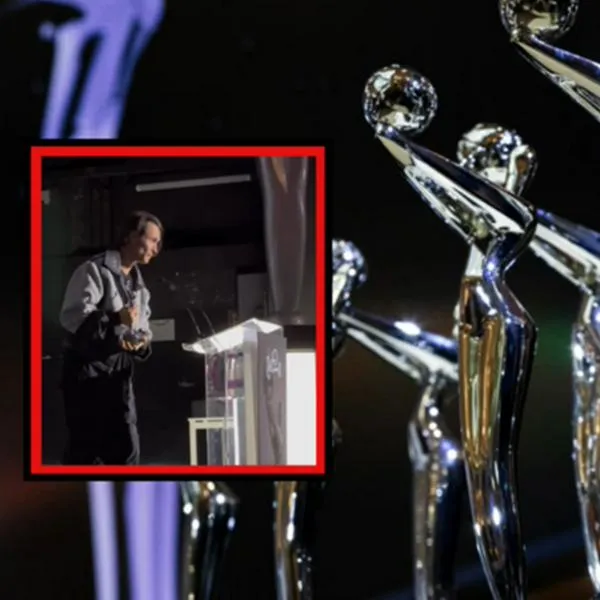 Claudio Cataño, actor colombiano, recibiendo el premio Platino del público.
