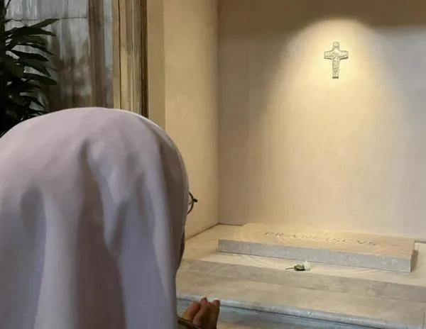 Fieles acompañan a Francisco en su última morada