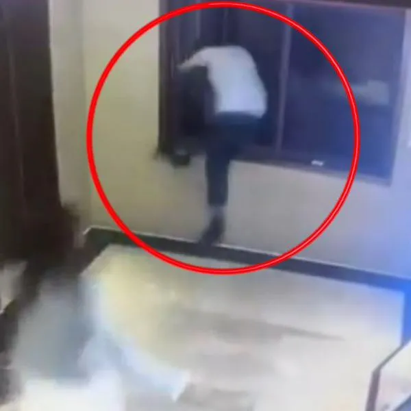 Hombre se lanzó por ventana en China