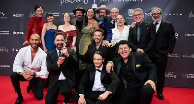 Elenco de 'Cien Años de Soledad' en los premios Platino.