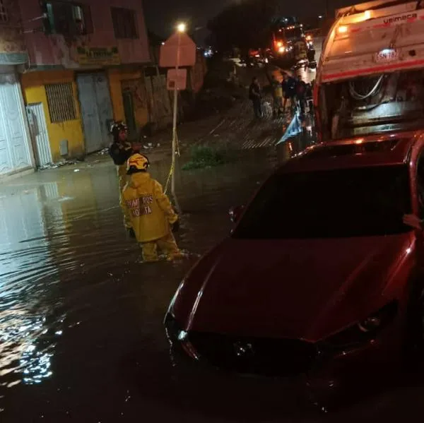 Se registra grave emergencia en Bogotá por el desbordamiento del río Tunjuelito: hay 10 barrias inundadas y más de 4 barrios con el agua al cuello. 