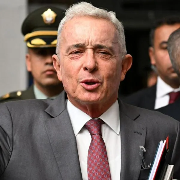 Colombian former President Alvaro Uribe gestures as he speaks to the press outside a court complex at the end of his trial in Bogota on February 10, 2025. The oral trial against former Colombian president Alvaro Uribe for procedural fraud and witness tampering began on February 6, 2025, despite requests from the defense to postpone what is the last stage in the historic criminal trial before the verdict. (Photo by Raul ARBOLEDA / AFP)