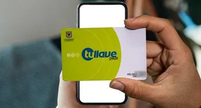 Celular y tarjeta Tu Llave, de Transmilenio, en nota sobre cómo activar la recarga digital en el 'smartphone'