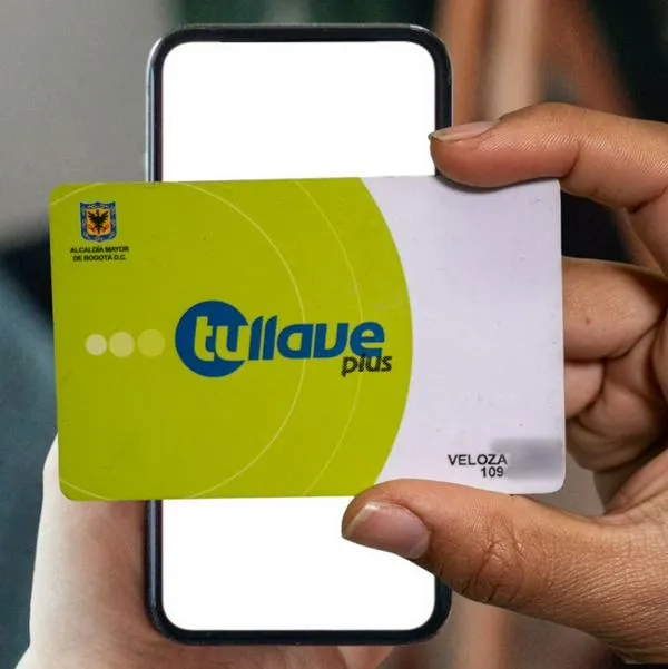 Celular y tarjeta Tu Llave, de Transmilenio, en nota sobre cómo activar la recarga digital en el 'smartphone'