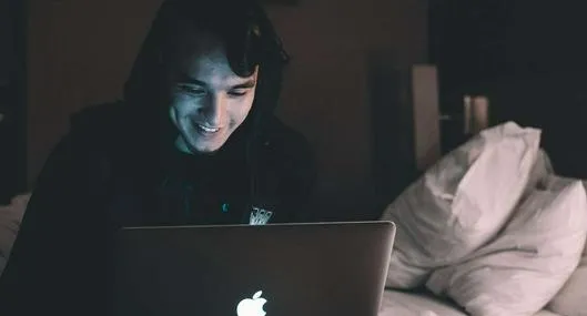 Foto de hombre en computador, en nota de cuánto vale decir por favor y gracias a ChatGPT, según Open IA: muchos millones