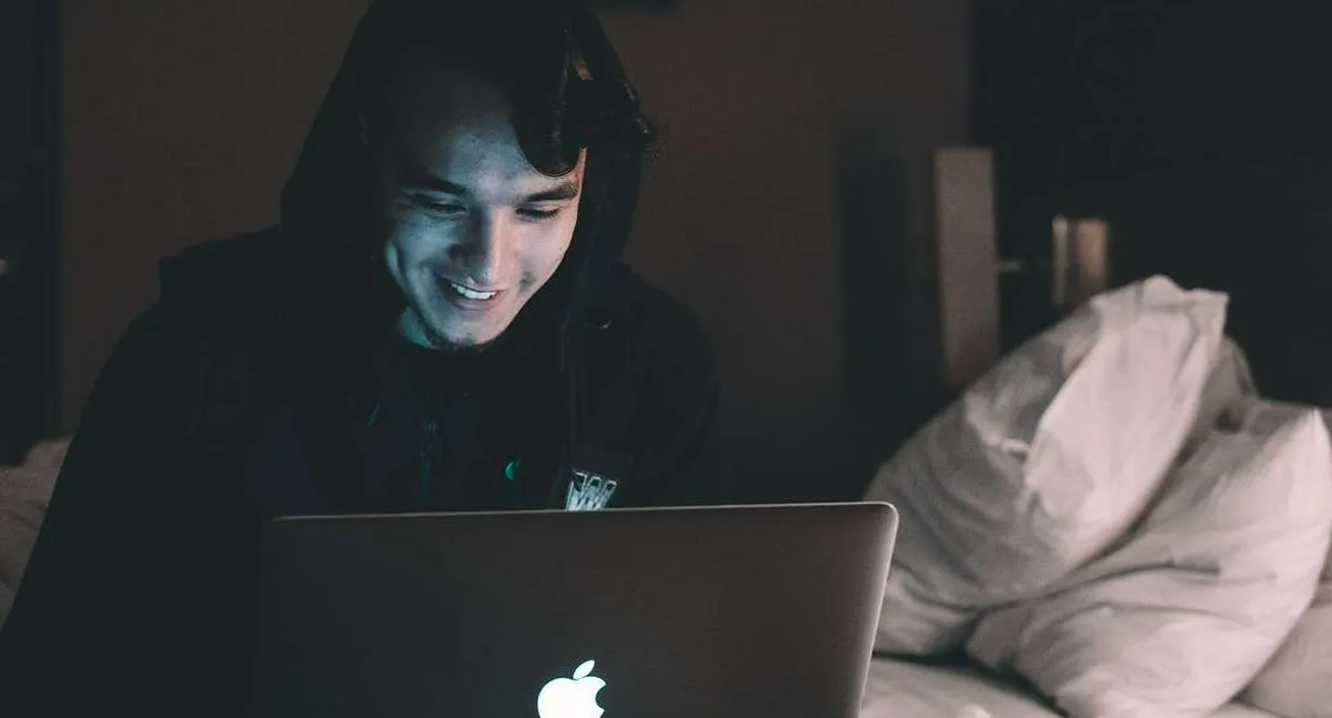 Foto de hombre en computador, en nota de cuánto vale decir por favor y gracias a ChatGPT, según Open IA: muchos millones