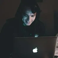Foto de hombre en computador, en nota de cuánto vale decir por favor y gracias a ChatGPT, según Open IA: muchos millones