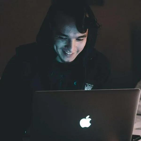 Foto de hombre en computador, en nota de cuánto vale decir por favor y gracias a ChatGPT, según Open IA: muchos millones