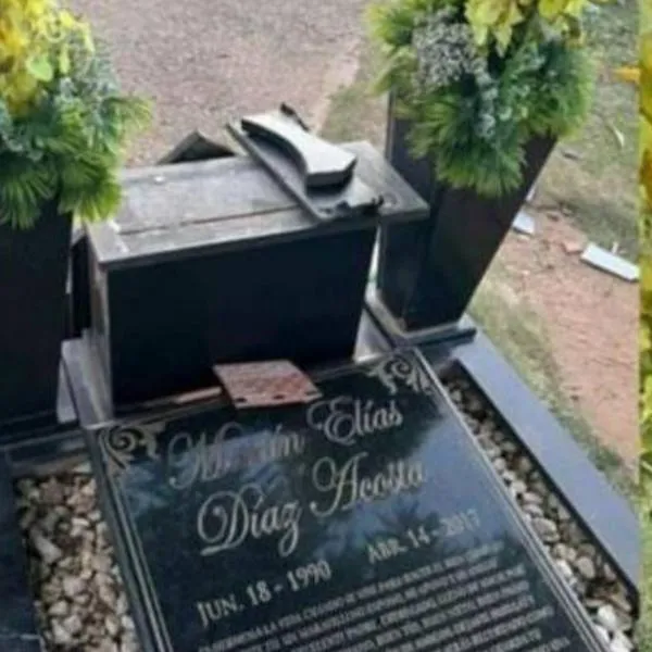 Martín Elías Jr. visitó tumba de su padre antes de iniciar el Festival Vallenato