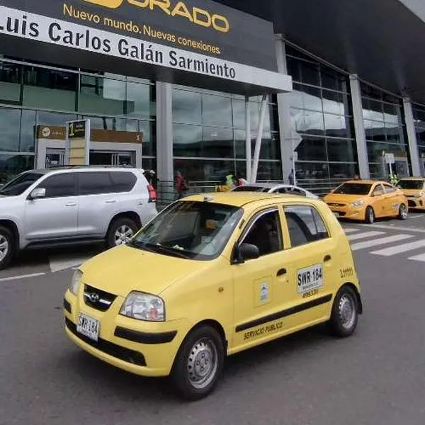 Foto de taxis en Bogotá, en nota de cuánto vale la carrera mínima de taxis en festivos en Bogotá: para el 1 de mayo