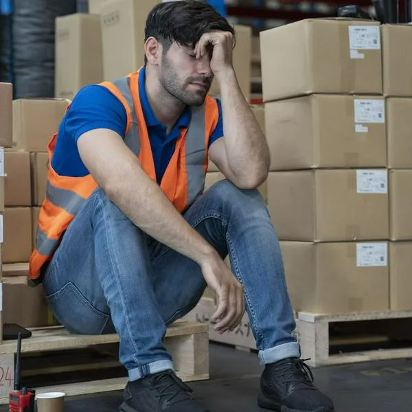 Trabajador preocupado para contextualizar cifra que dio Gobierno para aumentar el salario de empleados públicos y que rechazaron sindicatos