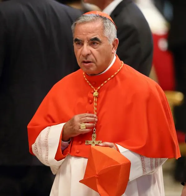 Giovanni Angelo Becciu, cardenal que no podrá participar del cónclave.