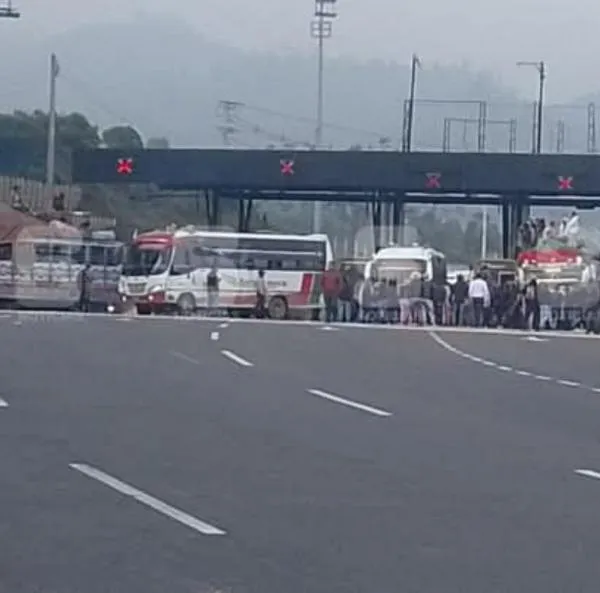 Cierre total en la vía Bogotá-Girardot por bloque de la minga indígena, que atravesó chivas, buses y carros, en el peaje Chusacá, saliendo por Soacha. 