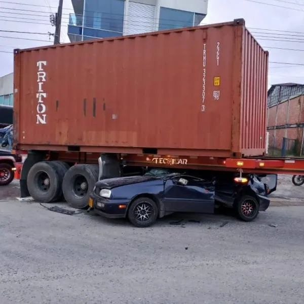 Impresionante accidente de tránsito dejó carro destrozado y debajo de contenedor