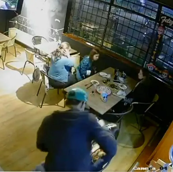 Ladrones se metieron a conocido restaurante en Bogotá con armas: hay video
