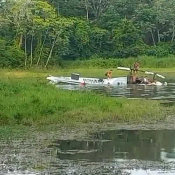 Muestran video del helicóptero que cayó cerca de Cartagena, el cual quedó bajo el agua. Por el momento se desconoce el estado de salud de los ocupantes. 