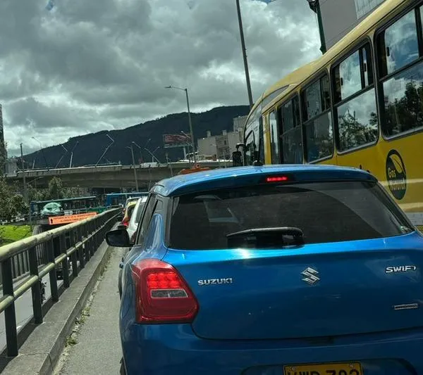 Cierre en la calle 100 con carrera 15, de Bogotá: se armó trancón en vías