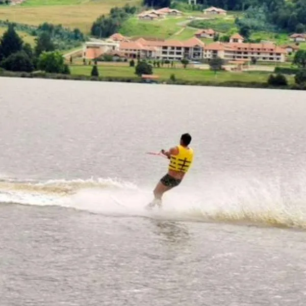 Foto de esquí náutico, en nota de dónde hacer esquí acuático cerca de Bogotá: lago queda a tres horas y tiene más