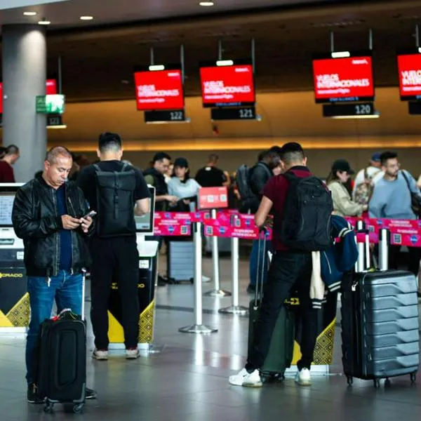 Foto de viajeros, en nota de qué es credencial virtual digital en aeropuertos, que acaba con lío para viajes