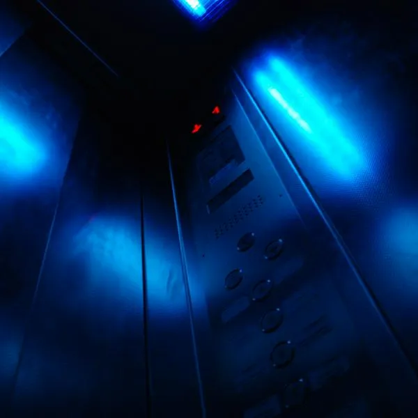 ¿Qué pasa si estoy en un ascensor y se va la luz? 
