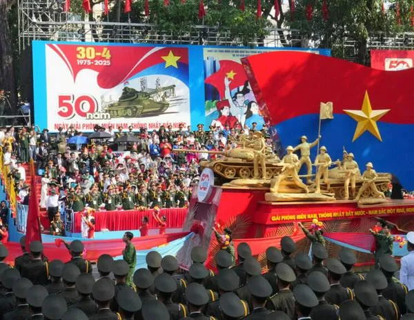 Vietnam celebra con un gran desfile militar los 50 años de la toma de Saigón
