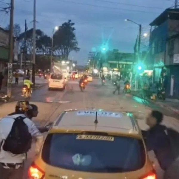 Violento robo a taxista y pasajeros en Bogotá: 5 delincuentes atacan en gavilla