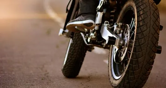 Entra en vigencia nueva rotulación en las llantas de motos que se debe cumplir a partir del 2 mayo en Colombia para evitar sanciones.