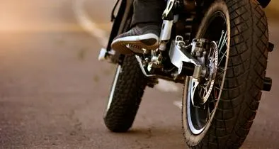 Entra en vigencia nueva rotulación en las llantas de motos que se debe cumplir a partir del 2 mayo en Colombia para evitar sanciones.