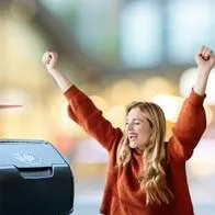 Persona celebrando baja en tasas de interés que decretó el Banco de la República