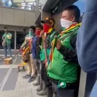 Imágenes de la minga indígena bloqueando la salida del edificio del DNP, en Bogotá