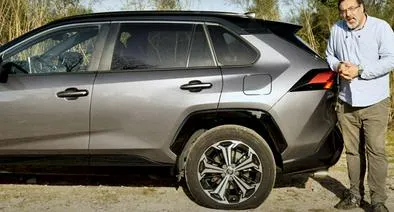 Foto de carro pinchado, en nota de qué se puede usar para levantar la carro sin un gato hidráulico: trucos simples