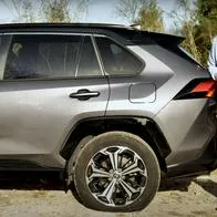 Foto de carro pinchado, en nota de qué se puede usar para levantar la carro sin un gato hidráulico: trucos simples