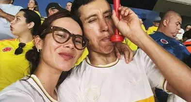 Foto de Mafe Motas y Egan Bernal, en nota de novias y esposas de colombianos en Giro de Italia 2025, Egan Bernal, Nairo y más