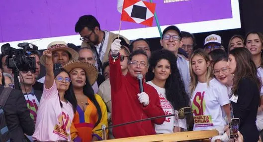 Gustavo Petro, en marchas de Bogotá, dijo que el que vote no en su consulta popular es un "HP"