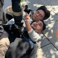 Momento en el que un fotógrafo somete a un ladrón con una llave de artes marciales
