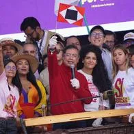 El jefe de Estado la levantó en la Plaza de Bolívar.