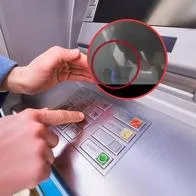 Imágenes de unos ladrones que roban a una persona en un cajero, bajo la modalidad de 'tarjetazo'