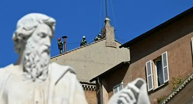 Vaticano instaló chimenea para elección del nuevo papa en Capilla Sixtina