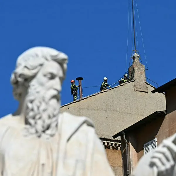 Vaticano instaló chimenea para elección del nuevo papa en Capilla Sixtina