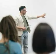 Estos profesores públicos tendrán sueldo de casi $6 millones: Salario puede aumentar